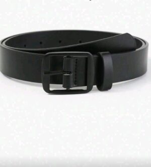 Cinto negro con hebilla negra. 150 cm de largo